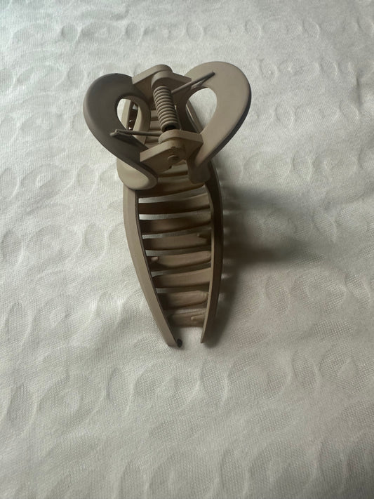 Jane plain brown hair clip